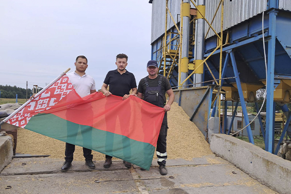 В ОАО «Охово» подняли государственный флаг Республики Беларусь в честь намолота 5000 тонн зерна и рапса! В ОАО «Охово» подняли государственный флаг Республики Беларусь в честь намолота 5000 тонн зерна и рапса!